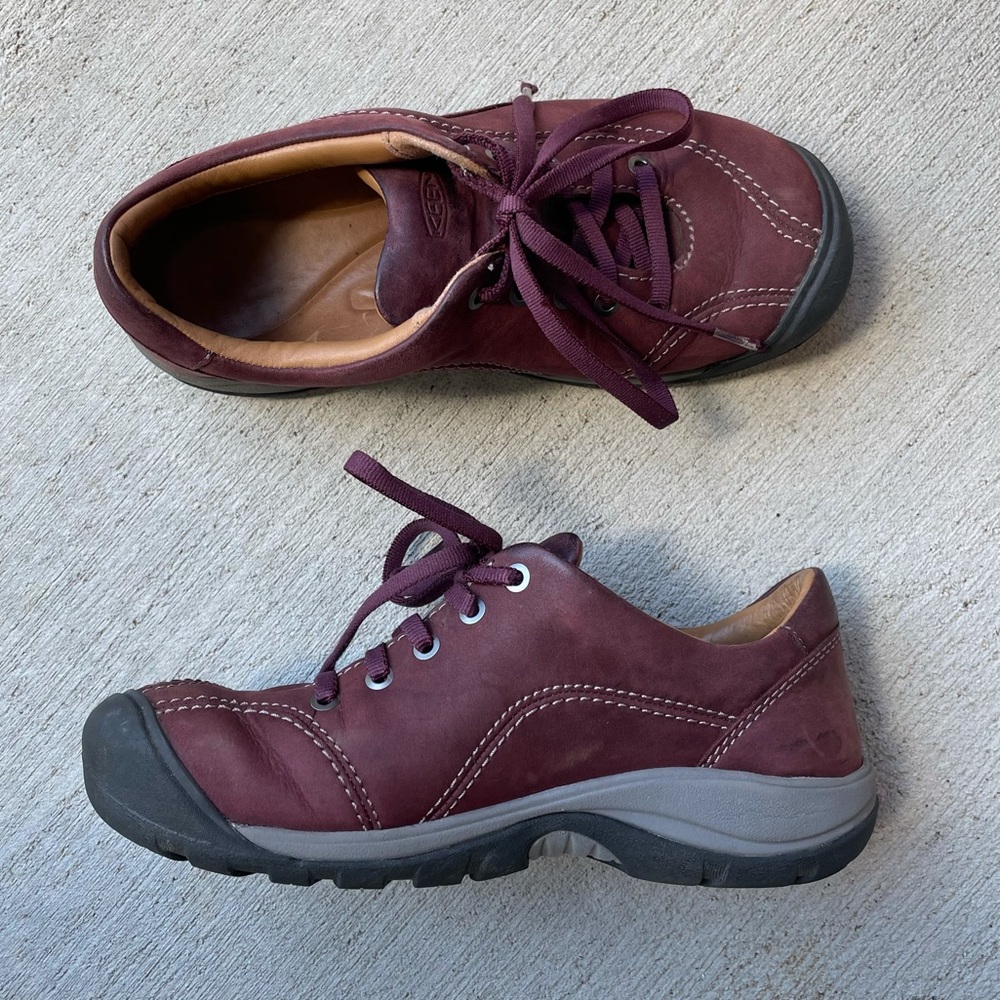 Keen // deep red burgundy hiking shoes 35EU/5US